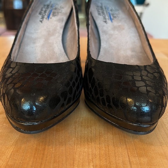 Life Stride Velocity X-Amber Pumps. Size 8W - Picture 3 of 13